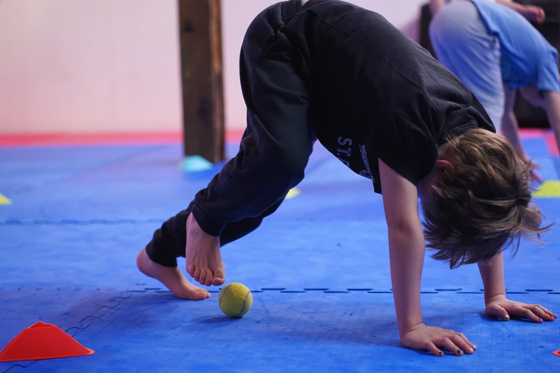 Kind beim Akrobatik-Training im Akroteens-Kurs in Berlin-Kreuzberg